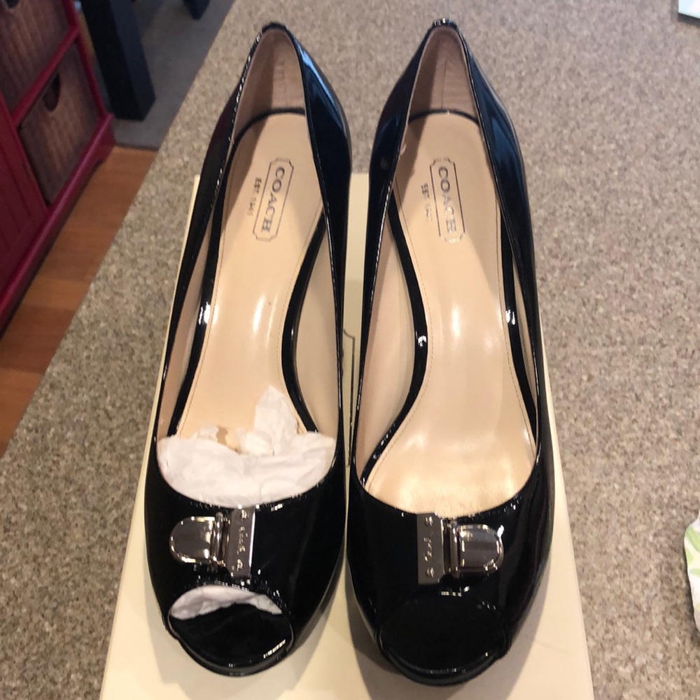 Like NEW Auth COACH Helaine Patent shoes! Black